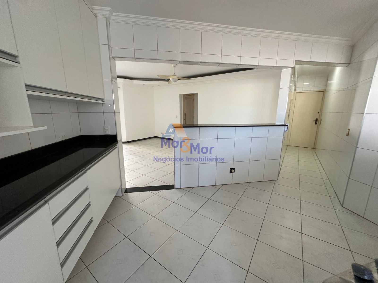 Apartamento na Praia das Pitangueiras, Guarujá - SP
