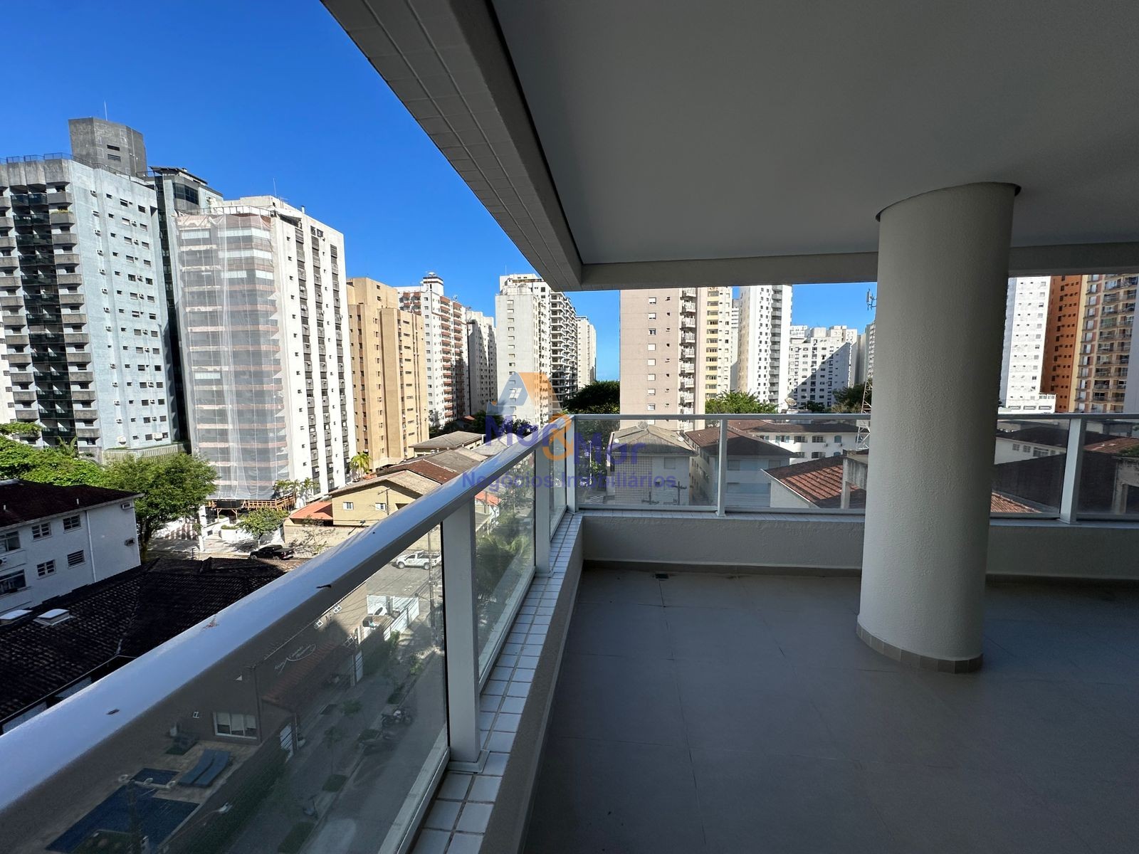 Apartamento na Praia das Pitangueiras, Guarujá - SP
