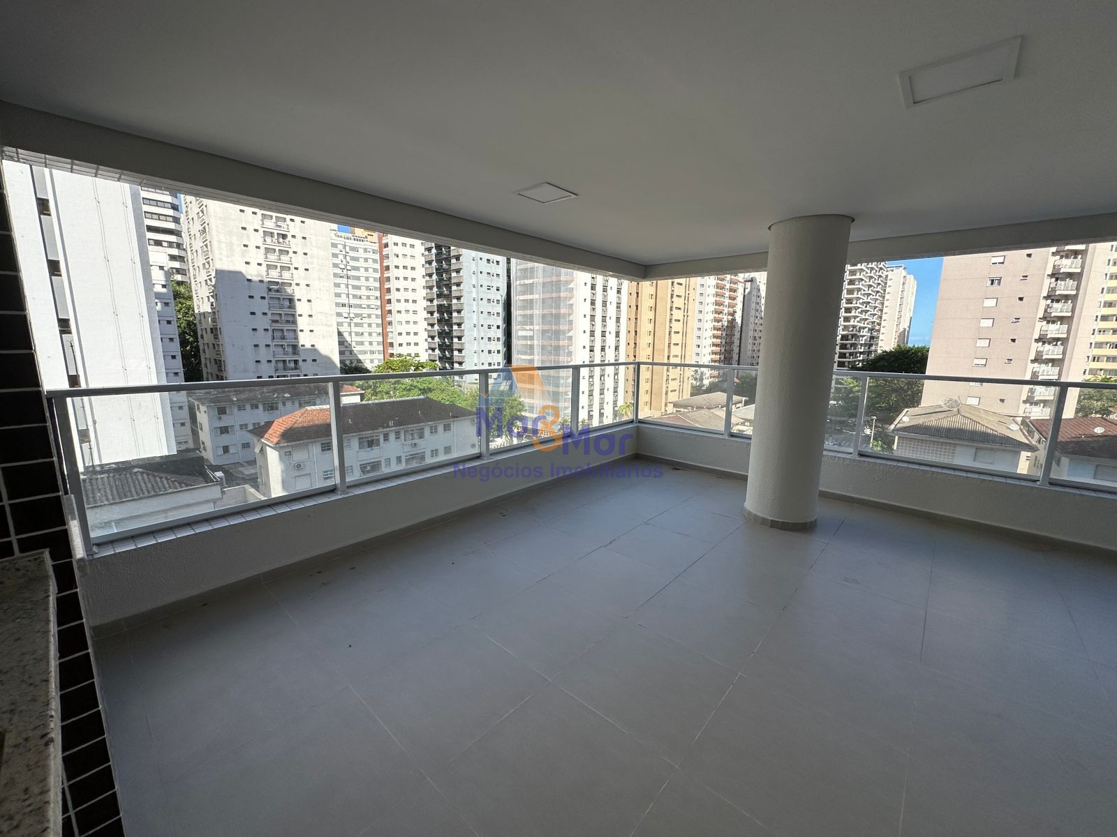 Apartamento na Praia das Pitangueiras, Guarujá - SP
