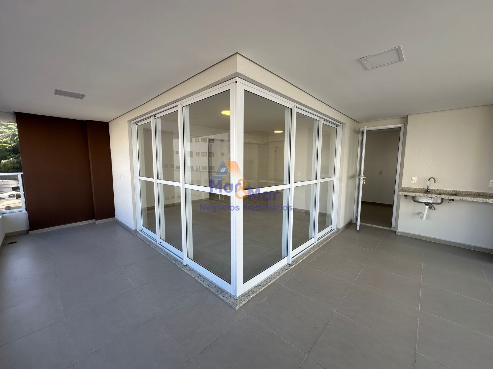Apartamento na Praia das Pitangueiras, Guarujá - SP