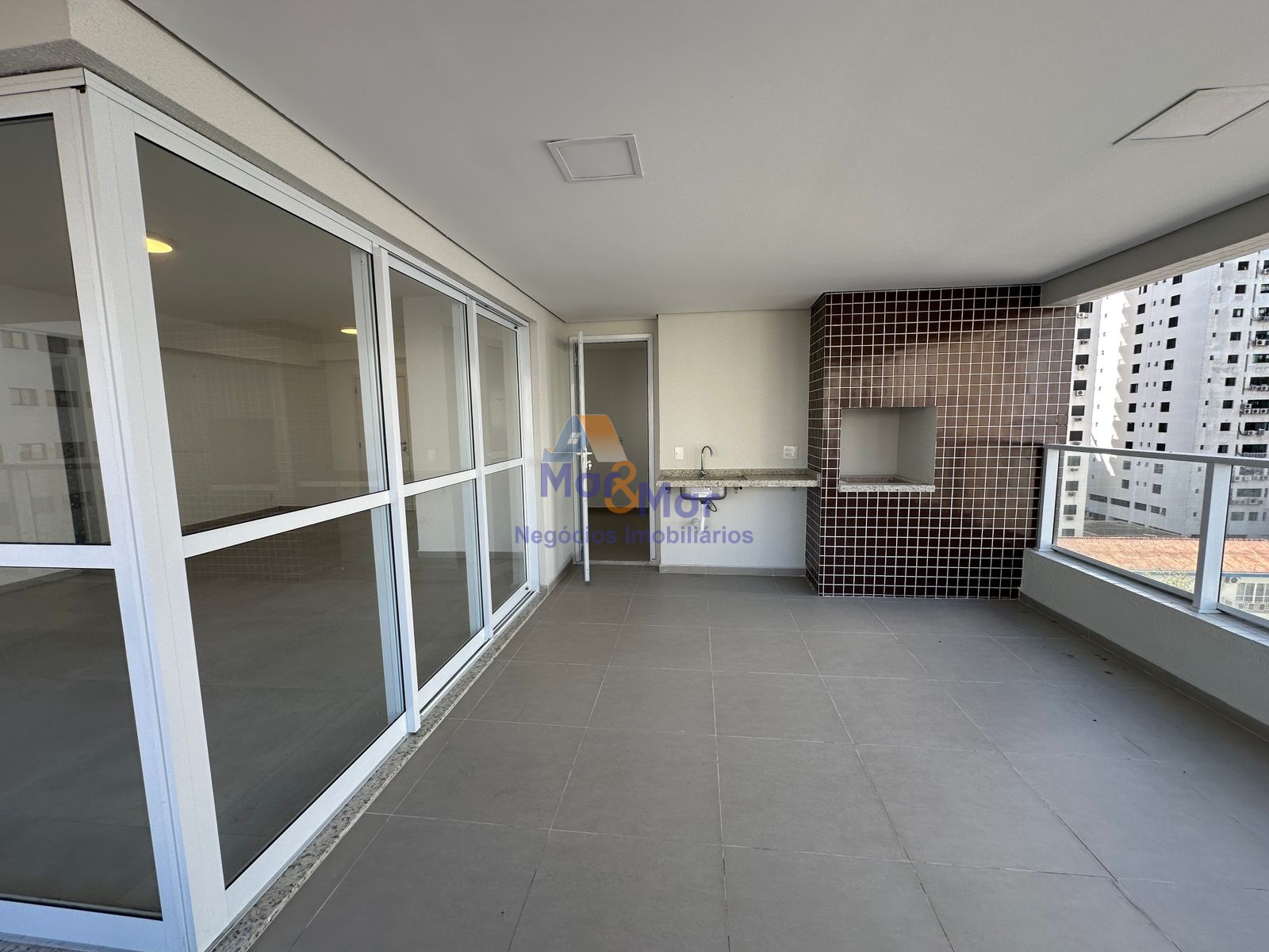 Apartamento na Praia das Pitangueiras, Guarujá - SP