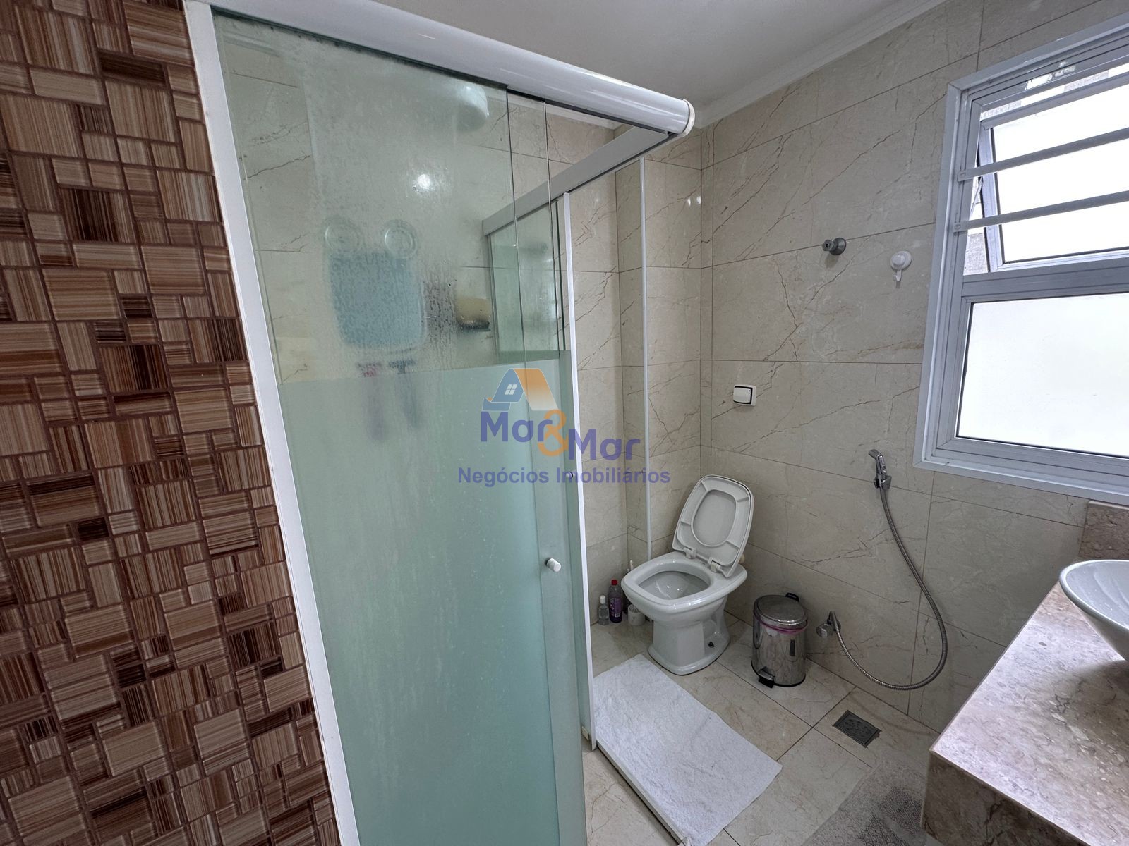 Apartamento na Praia das Pitangueiras, Guarujá - SP