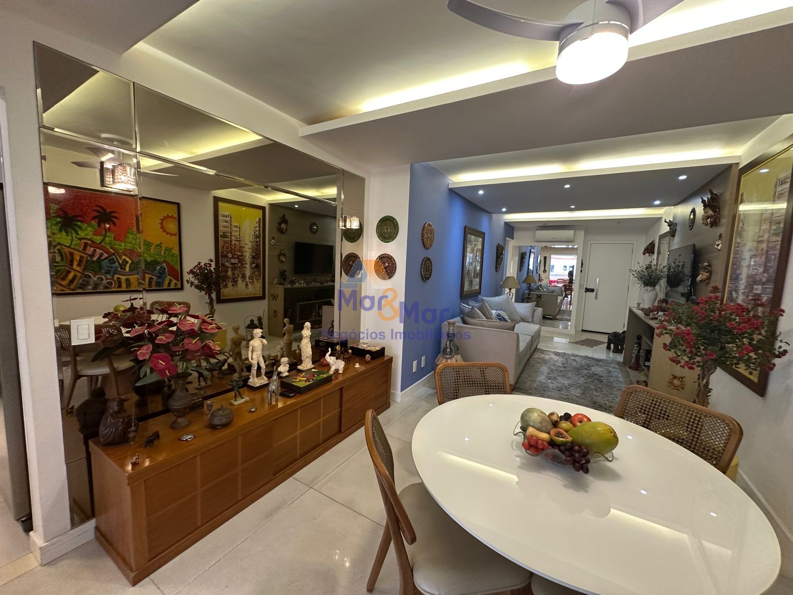 Apartamento na Praia das Pitangueiras, Guarujá - SP