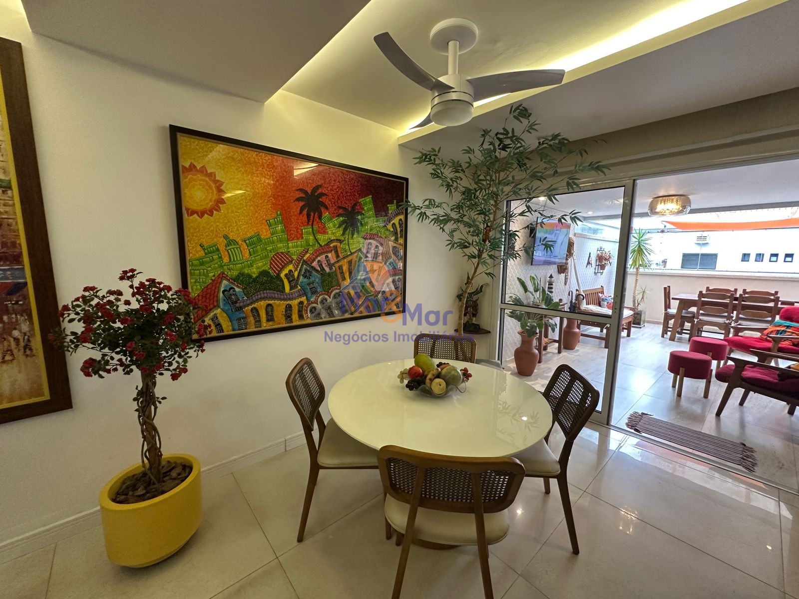 Apartamento na Praia das Pitangueiras, Guarujá - SP