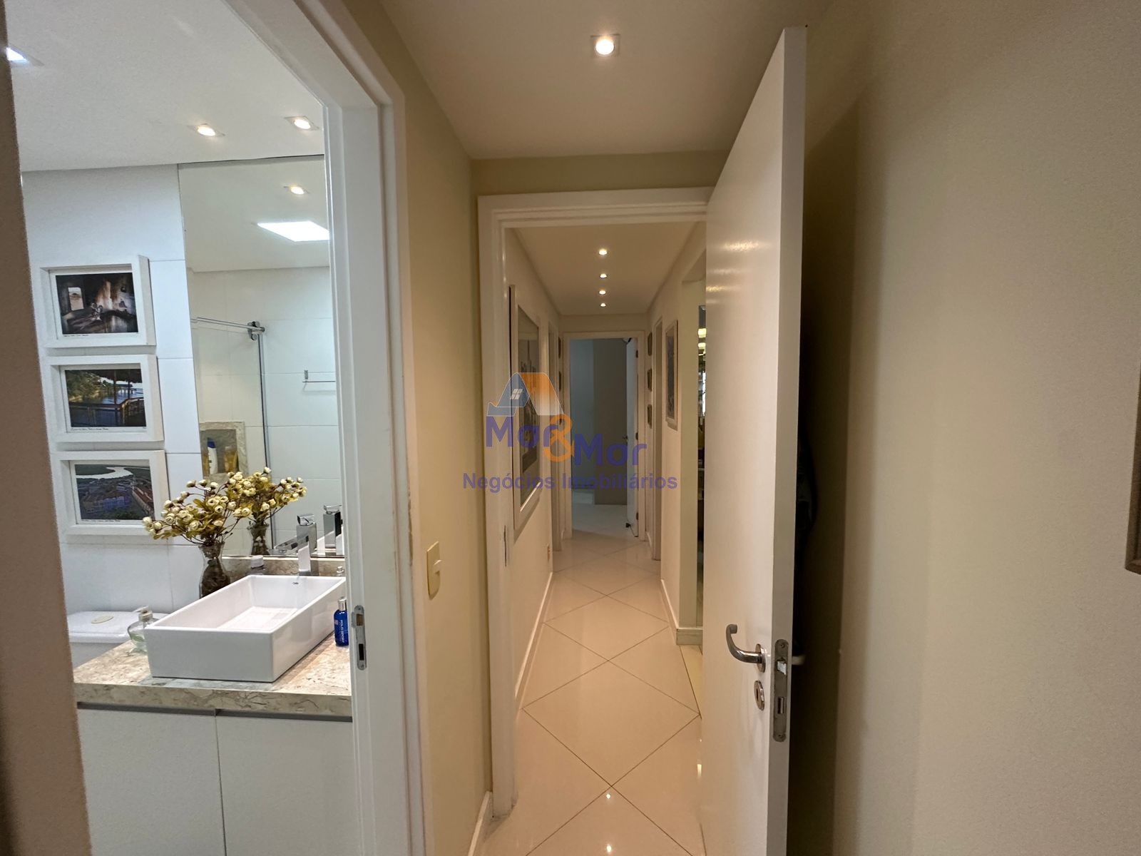 Apartamento na Praia das Pitangueiras, Guarujá - SP