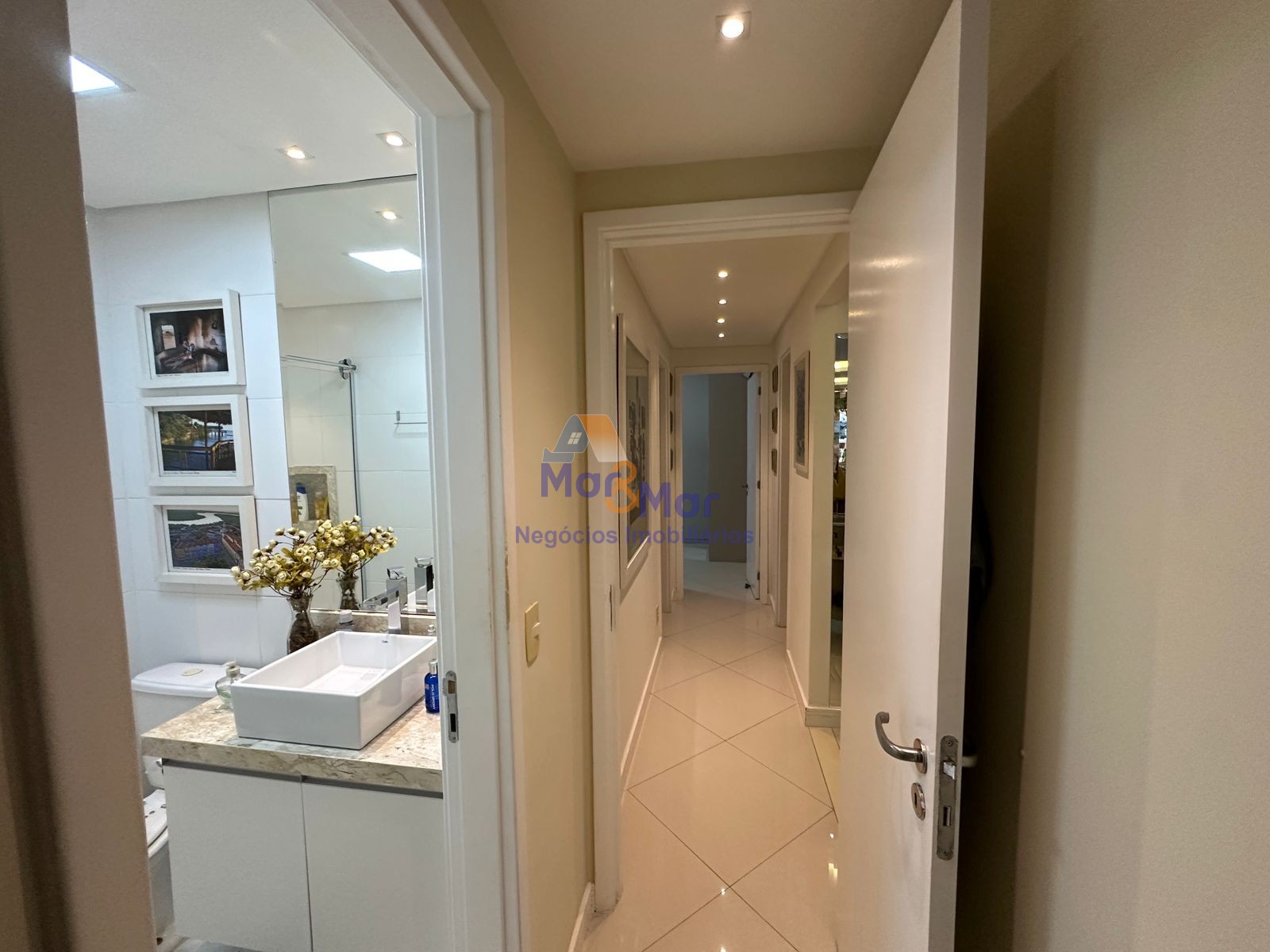 Apartamento na Praia das Pitangueiras, Guarujá - SP
