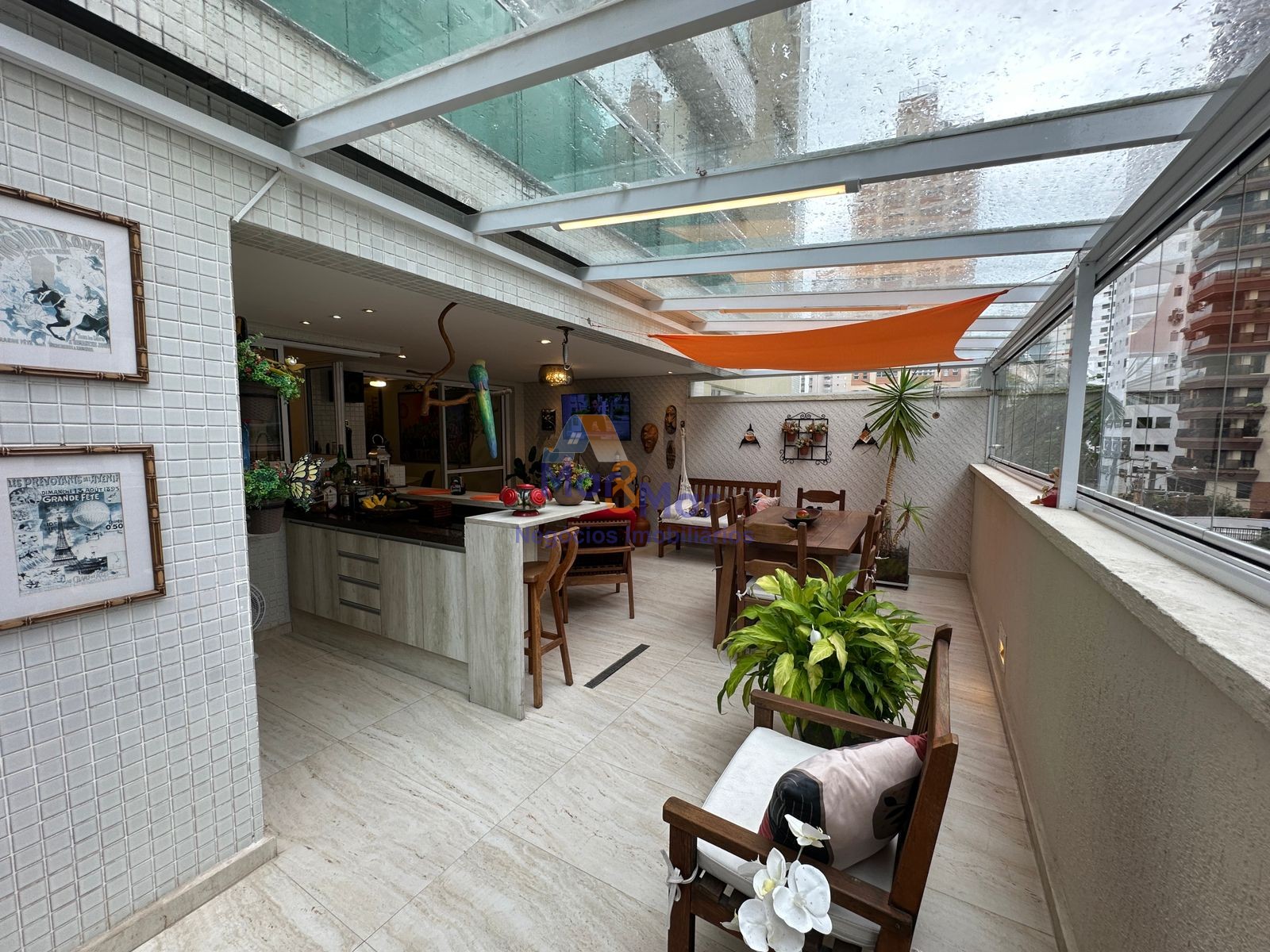 Apartamento na Praia das Pitangueiras, Guarujá - SP