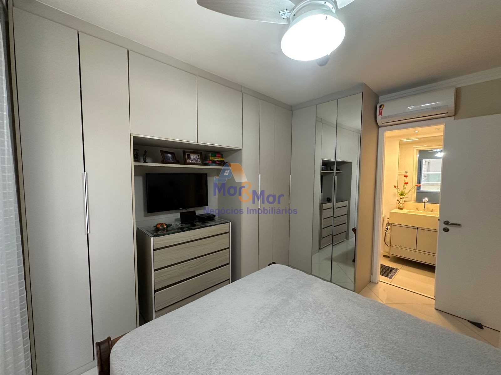Apartamento na Praia das Pitangueiras, Guarujá - SP