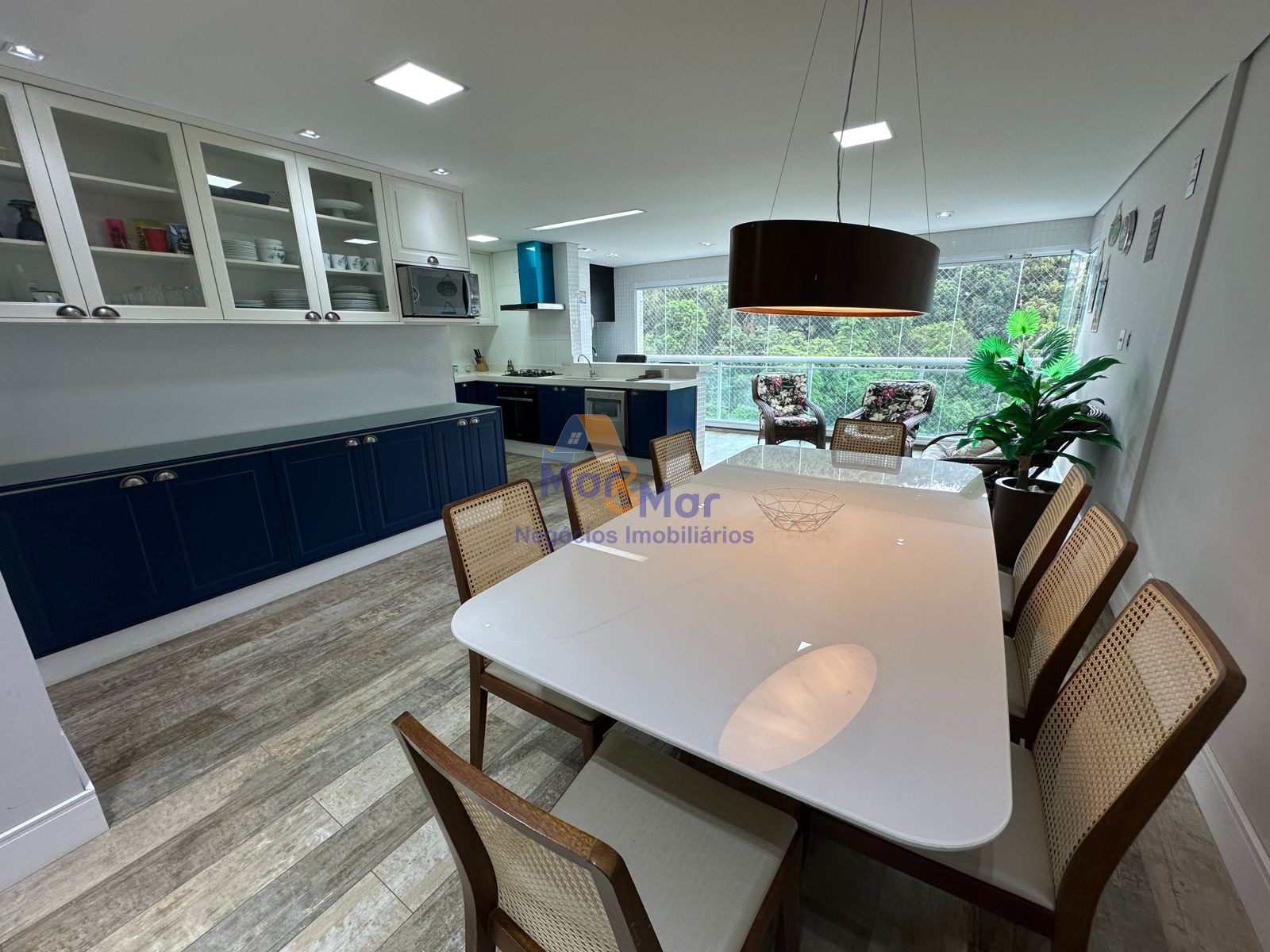 Apartamento na Praia das Pitangueiras, Guarujá - SP