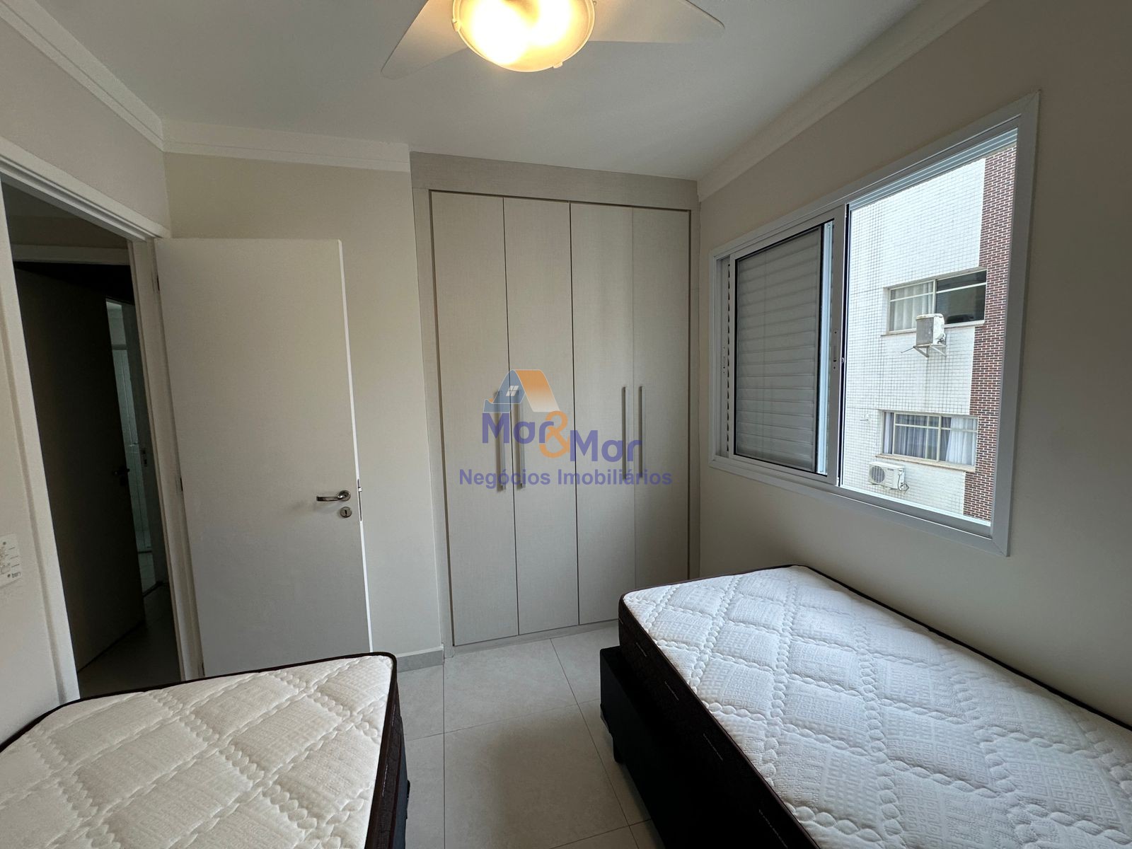 Apartamento na Praia das Pitangueiras, Guarujá - SP
