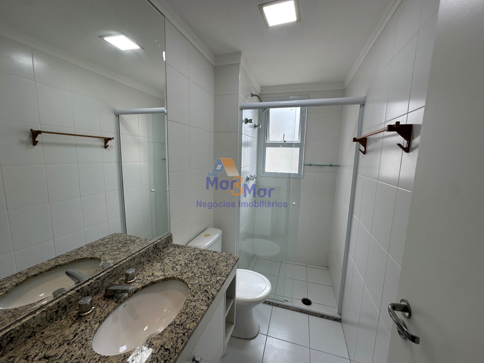 Apartamento na Praia das Pitangueiras, Guarujá - SP