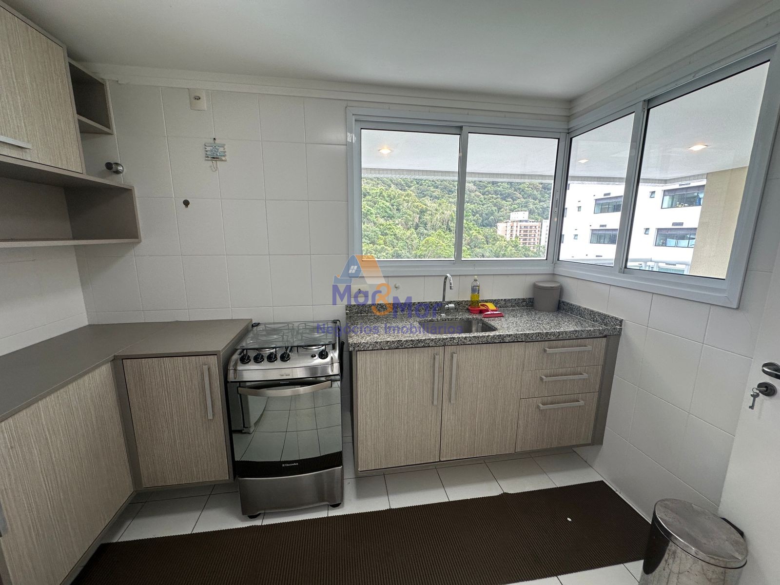 Apartamento na Praia das Pitangueiras, Guarujá - SP