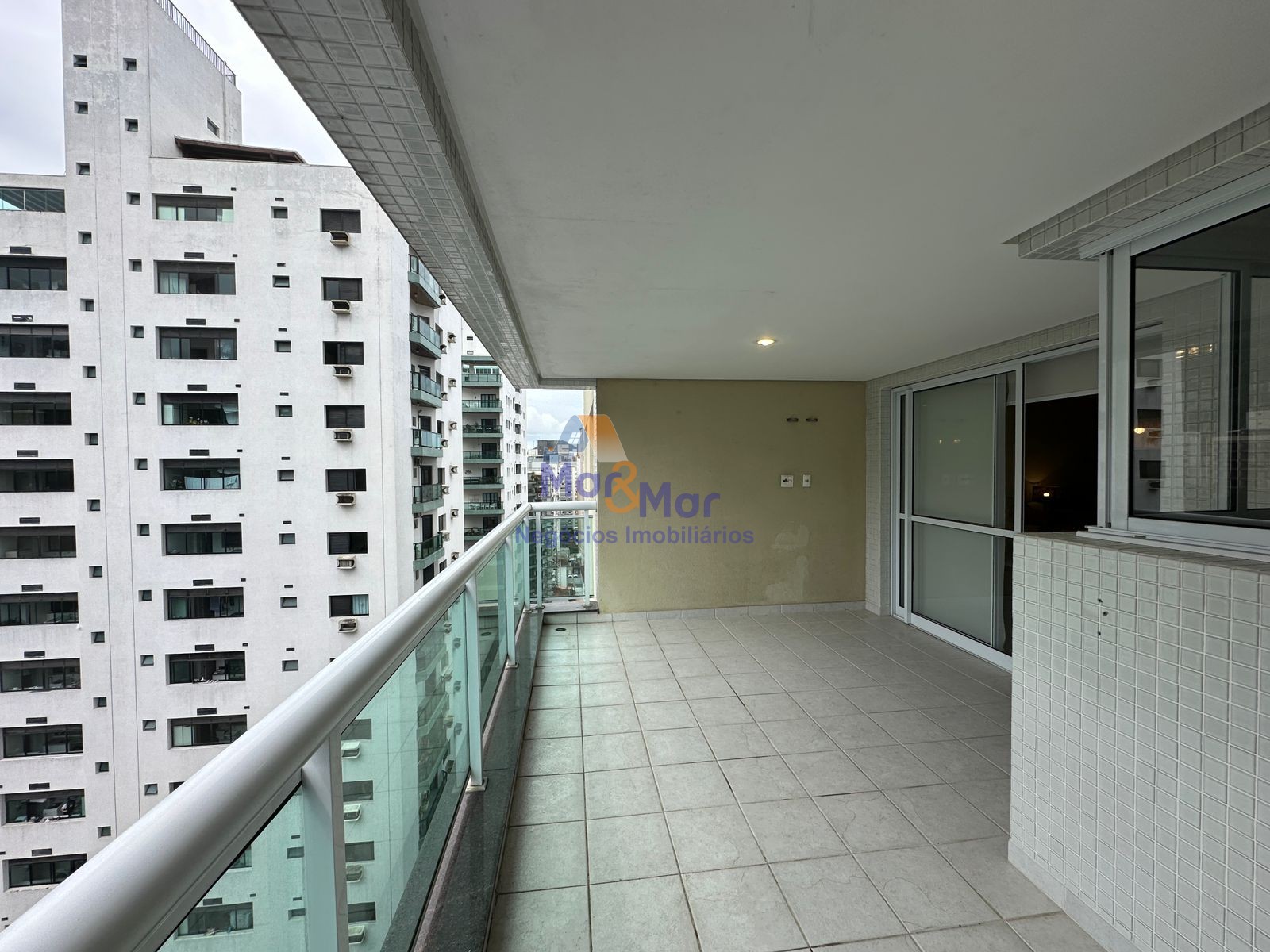 Apartamento na Praia das Pitangueiras, Guarujá - SP