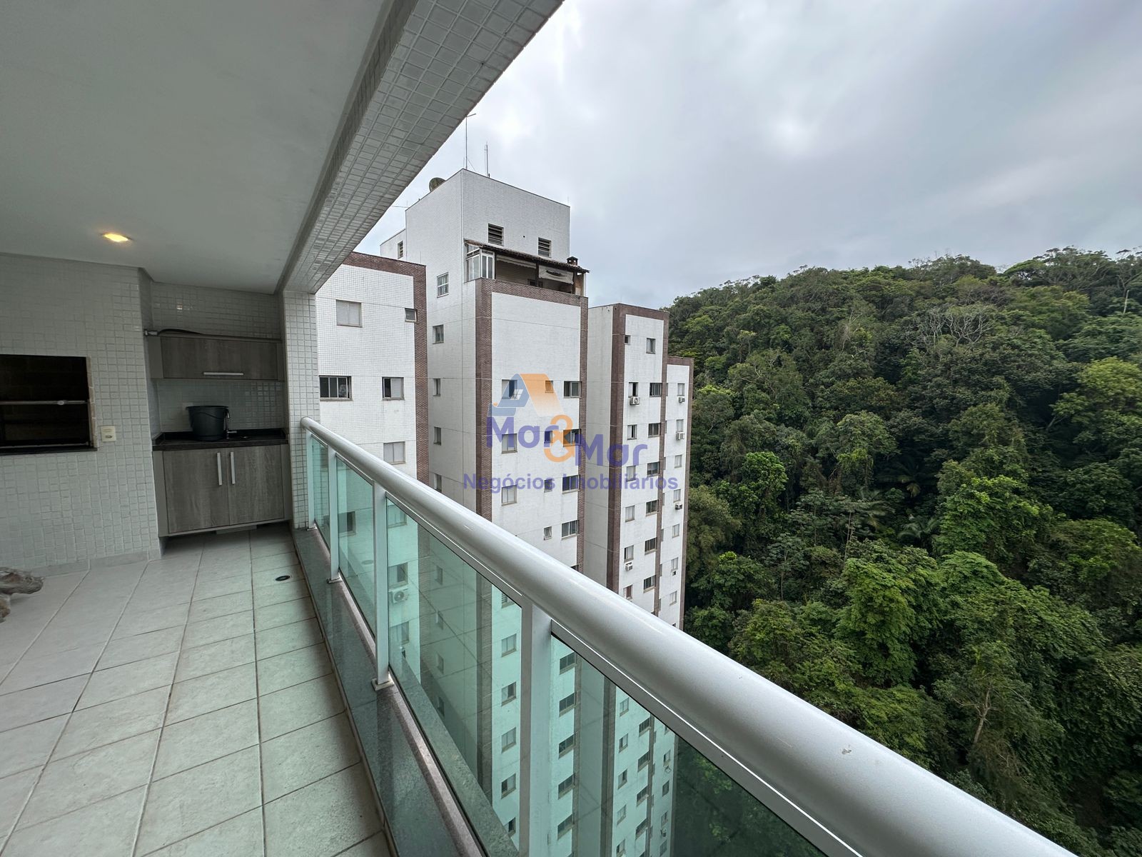 Apartamento na Praia das Pitangueiras, Guarujá - SP