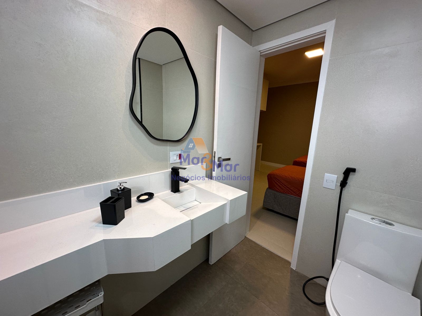 Apartamento na Praia das Pitangueiras, Guarujá - SP