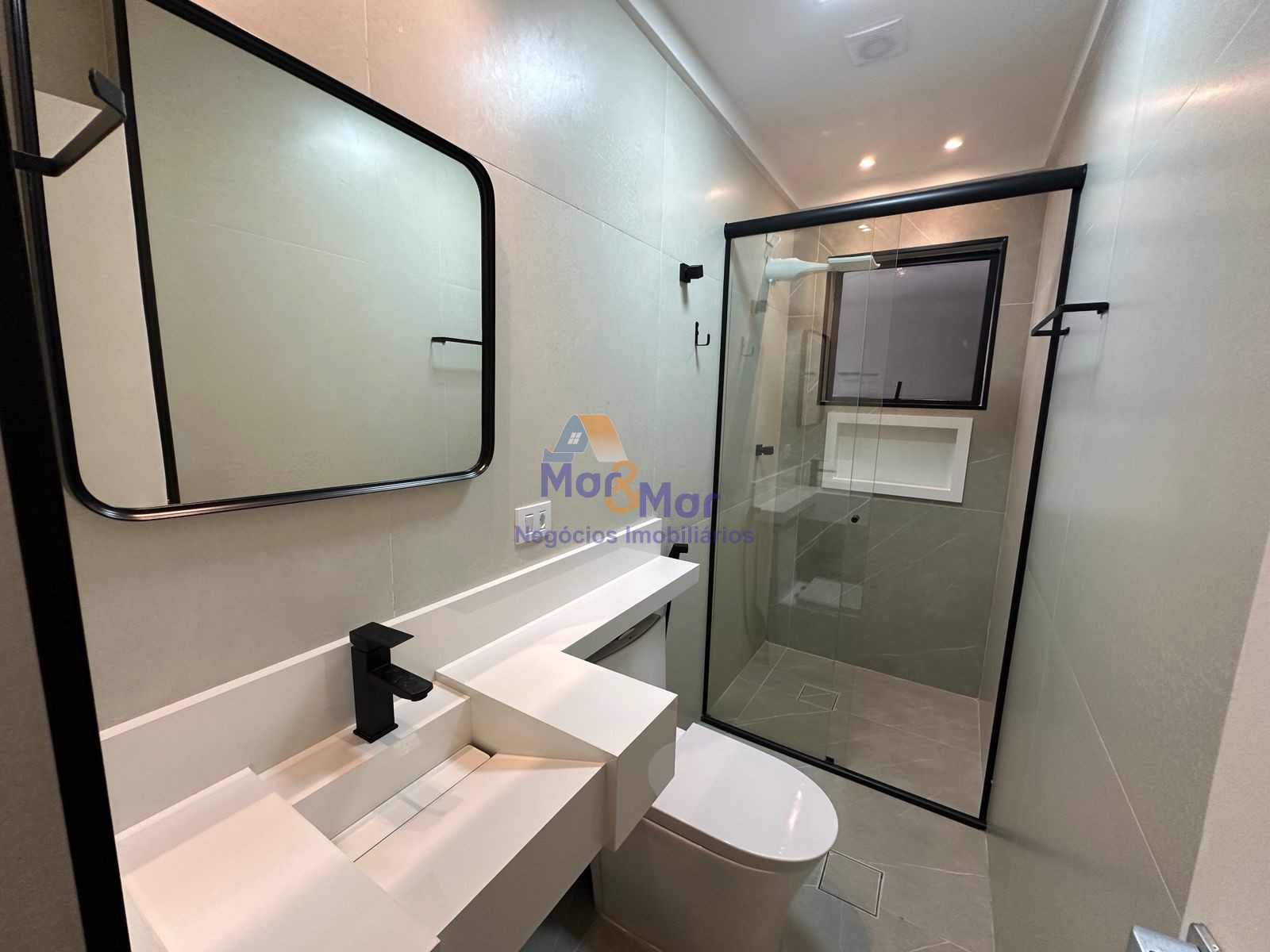 Apartamento na Praia das Pitangueiras, Guarujá - SP