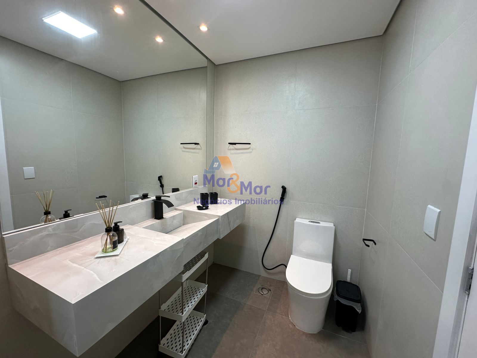 Apartamento na Praia das Pitangueiras, Guarujá - SP
