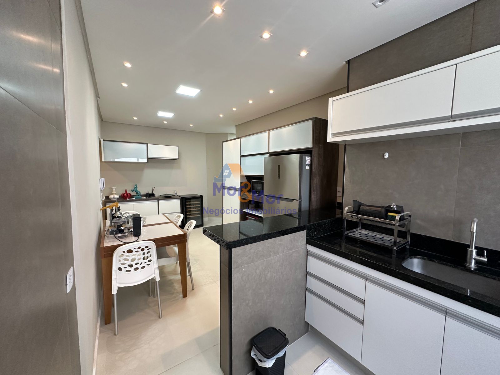 Apartamento na Praia das Pitangueiras, Guarujá - SP