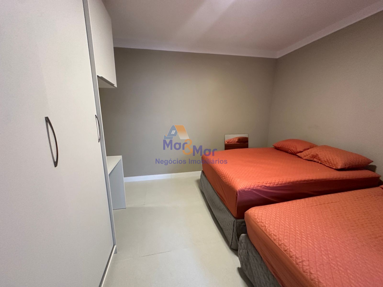 Apartamento na Praia das Pitangueiras, Guarujá - SP