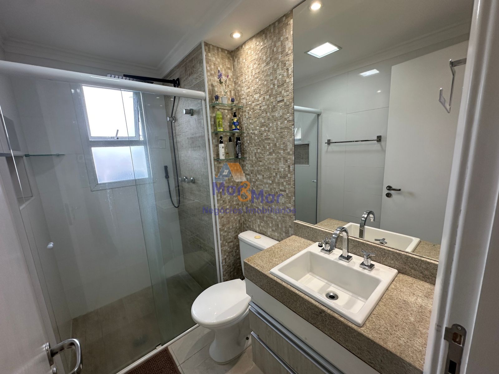 Apartamento na Praia das Pitangueiras, Guarujá - SP