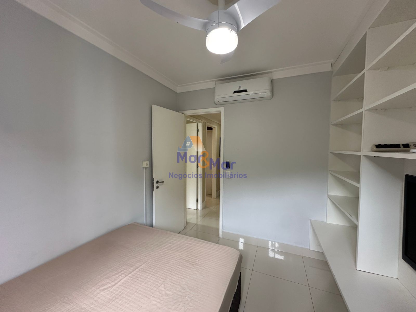 Apartamento na Praia das Pitangueiras, Guarujá - SP