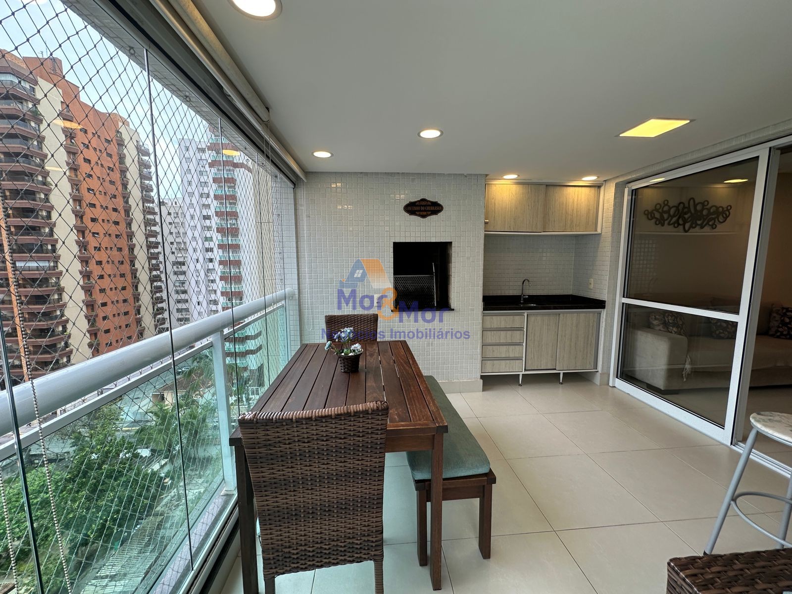 Apartamento na Praia das Pitangueiras, Guarujá - SP