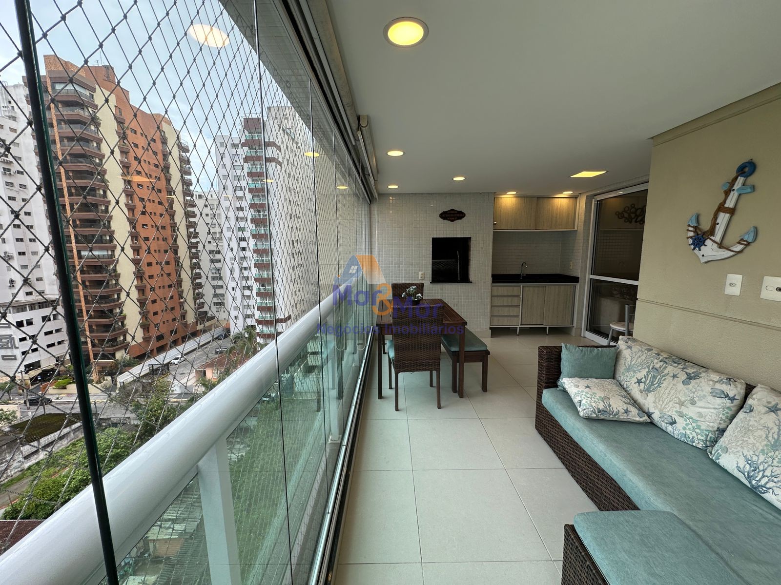 Apartamento na Praia das Pitangueiras, Guarujá - SP