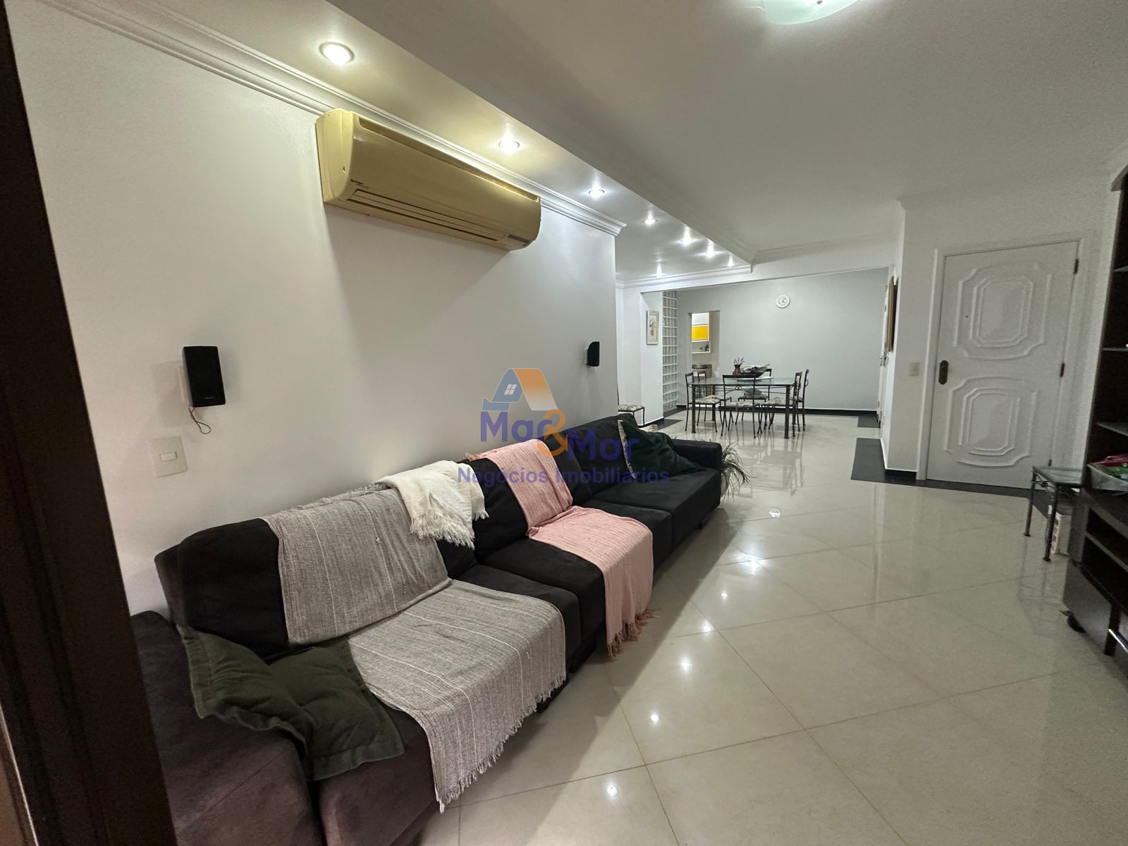 Apartamento na Praia das Pitangueiras, Guarujá - SP