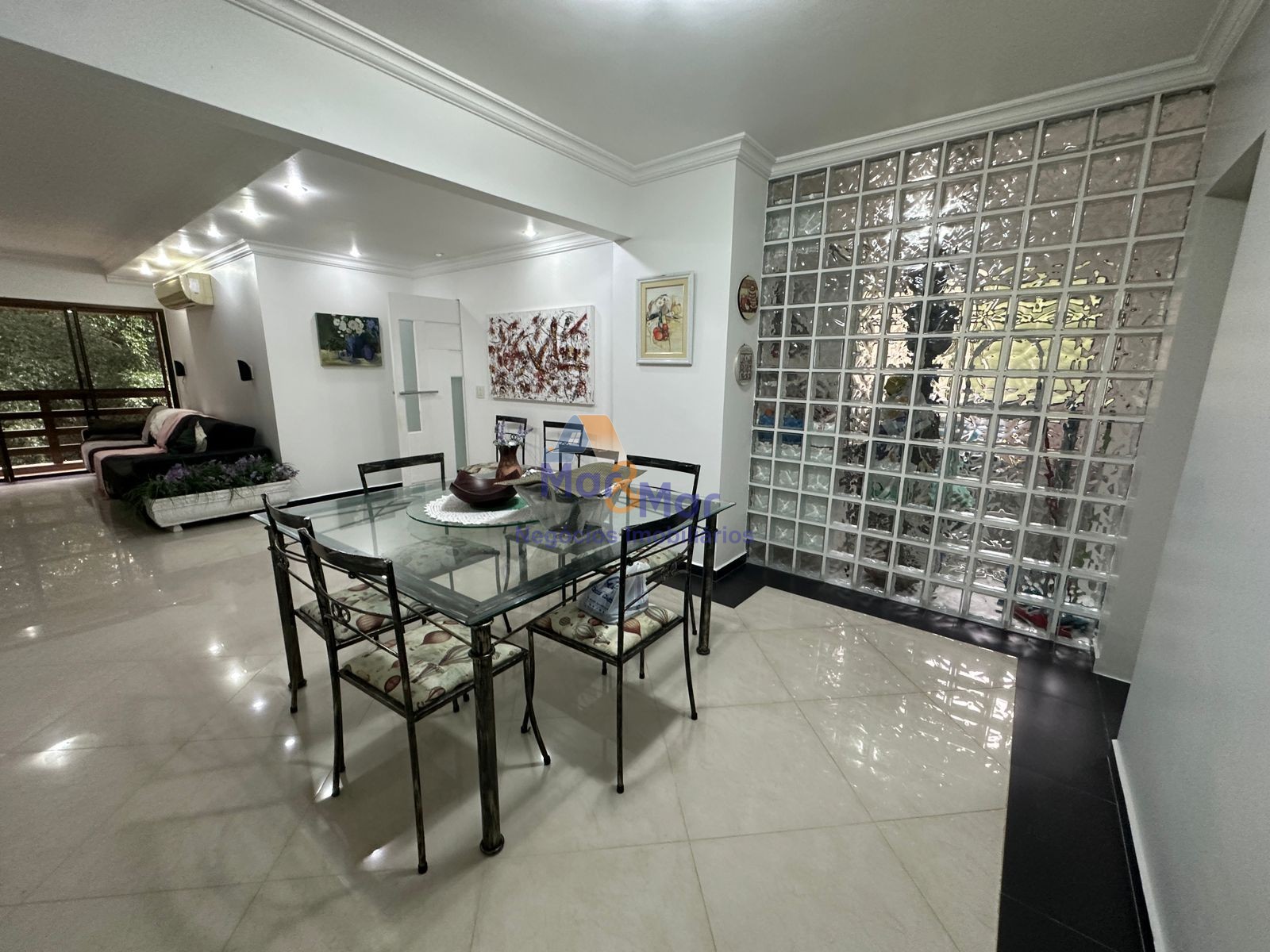 Apartamento na Praia das Pitangueiras, Guarujá - SP