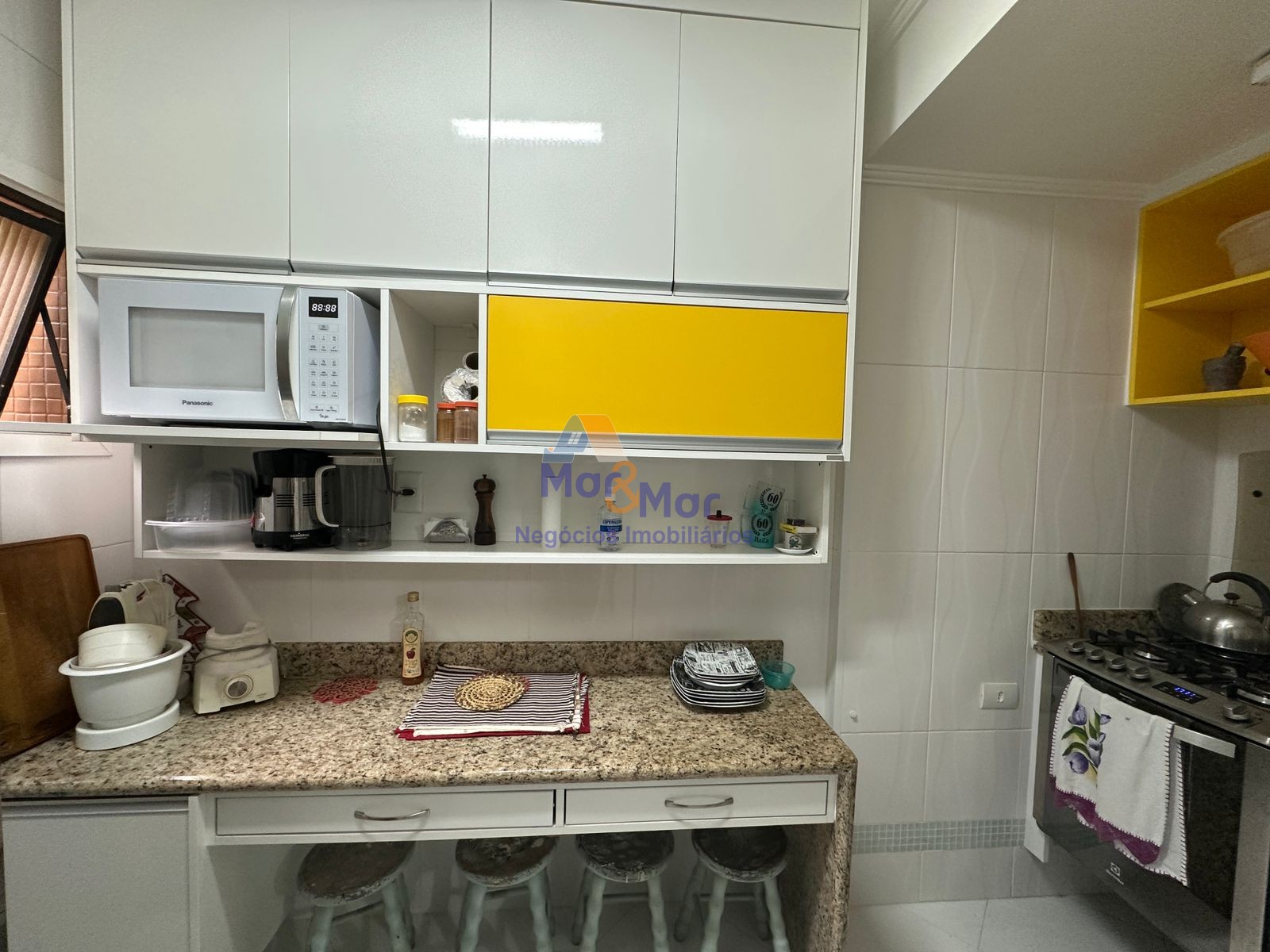 Apartamento na Praia das Pitangueiras, Guarujá - SP