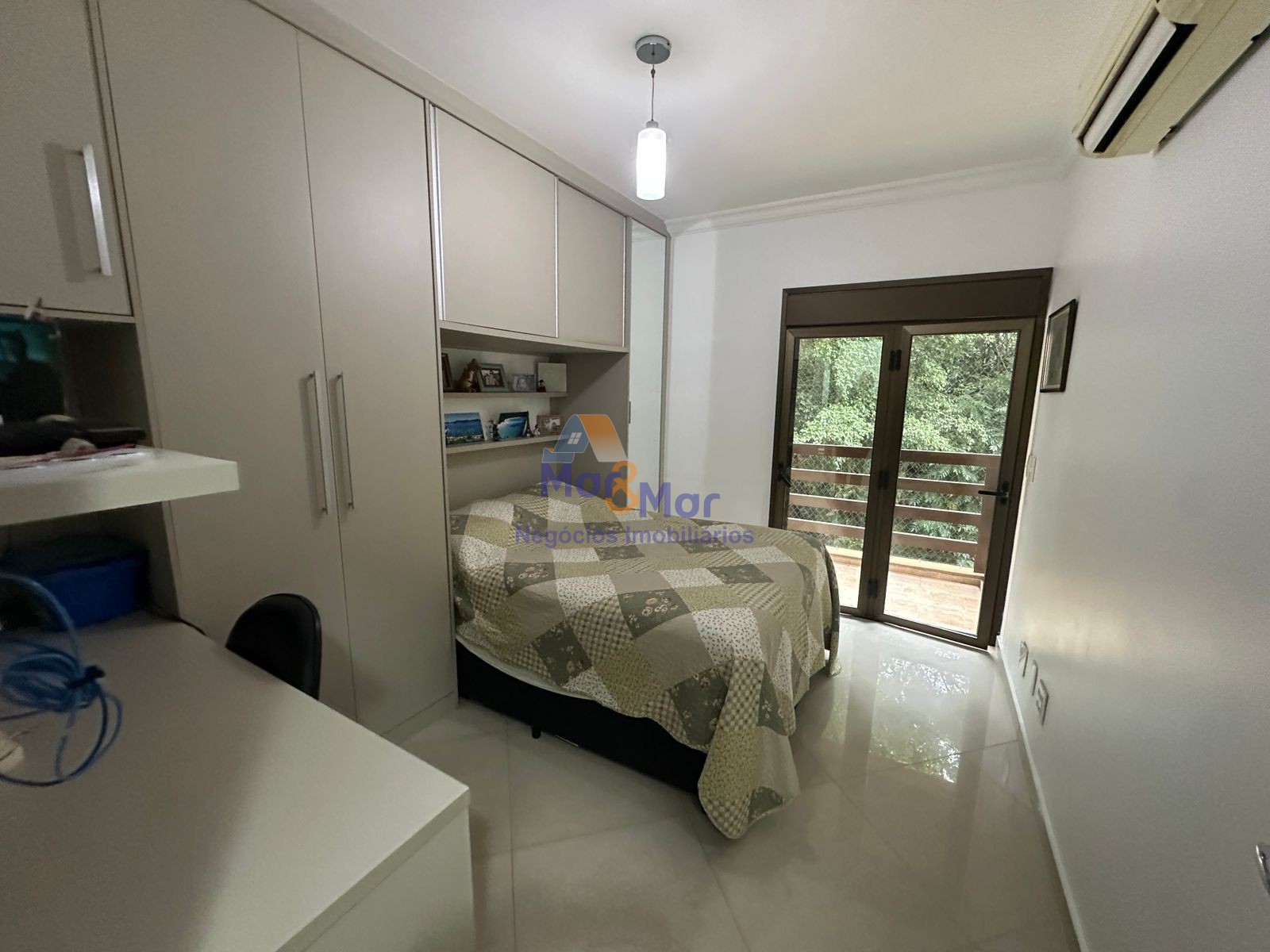 Apartamento na Praia das Pitangueiras, Guarujá - SP