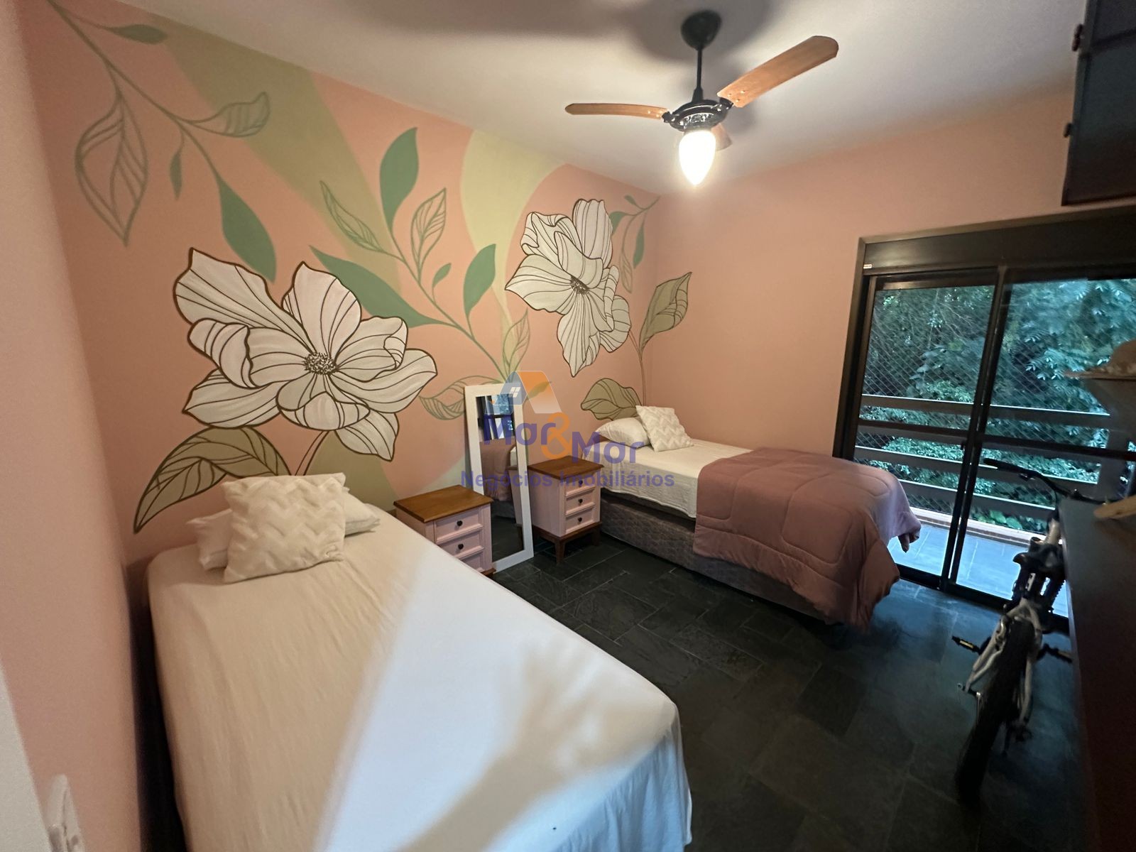 Apartamento na Praia das Pitangueiras, Guarujá - SP