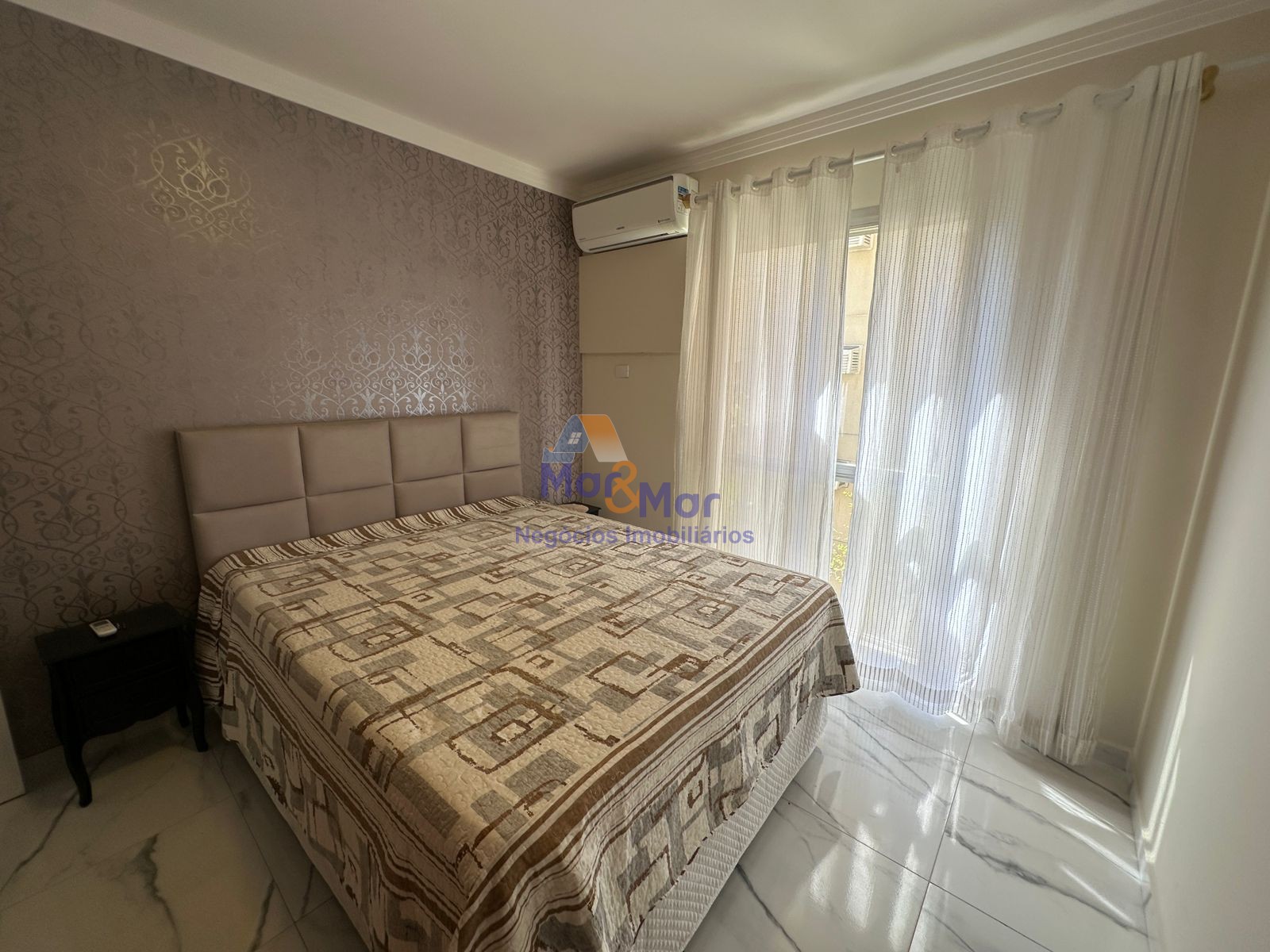 Apartamento na Praia das Pitangueiras, Guarujá - SP