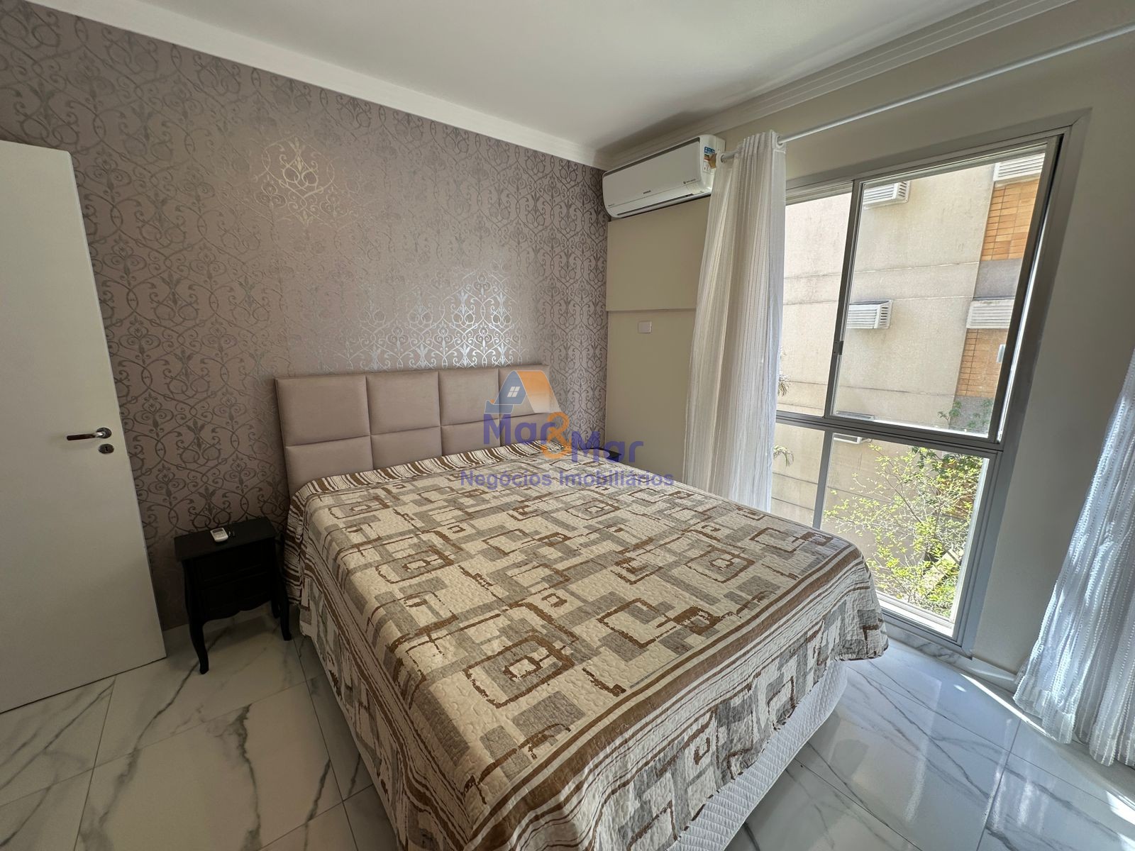Apartamento na Praia das Pitangueiras, Guarujá - SP