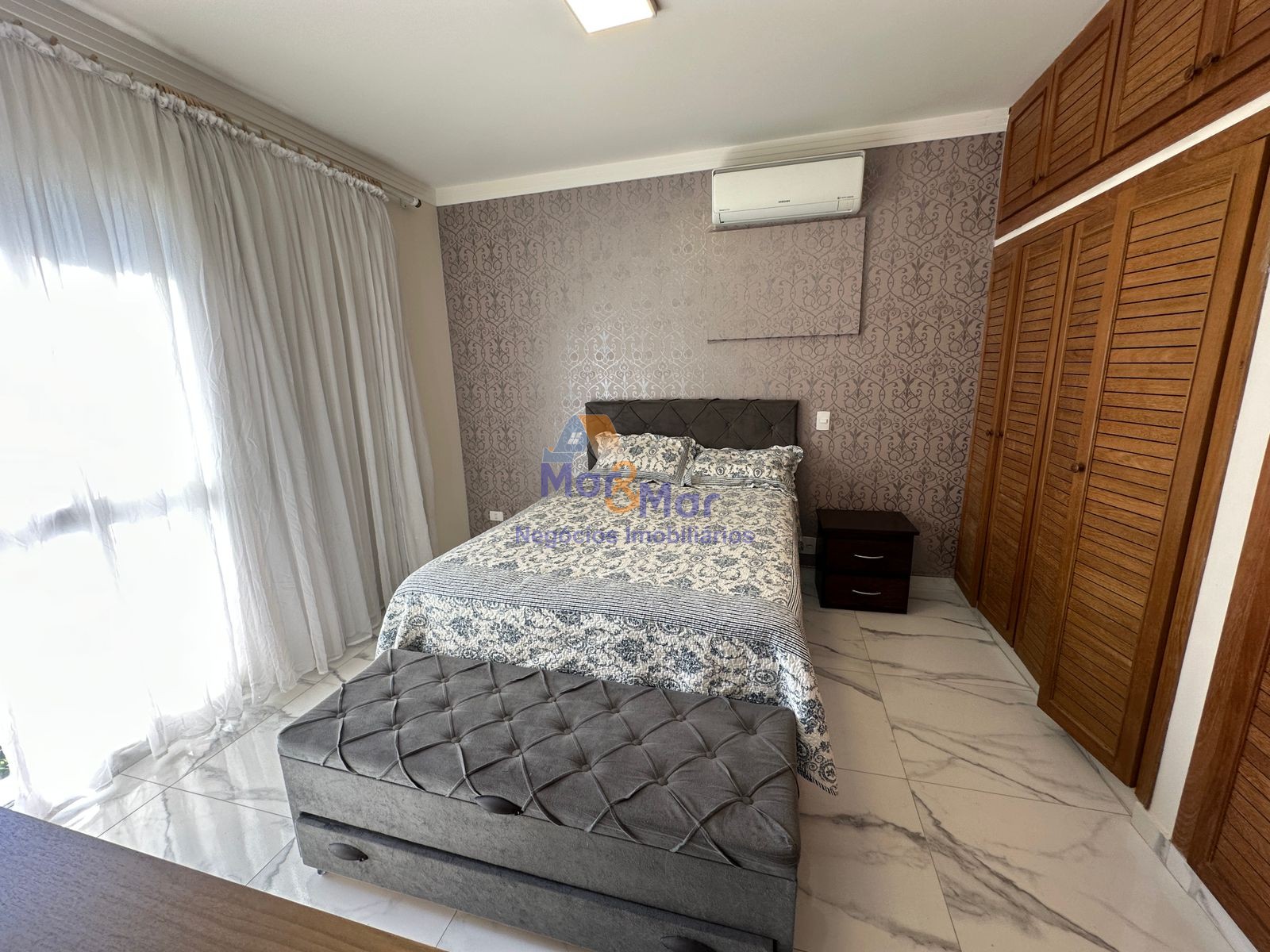 Apartamento na Praia das Pitangueiras, Guarujá - SP