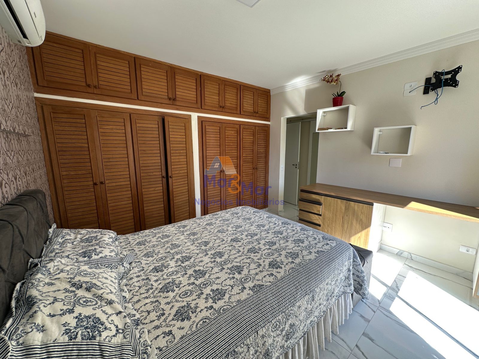 Apartamento na Praia das Pitangueiras, Guarujá - SP