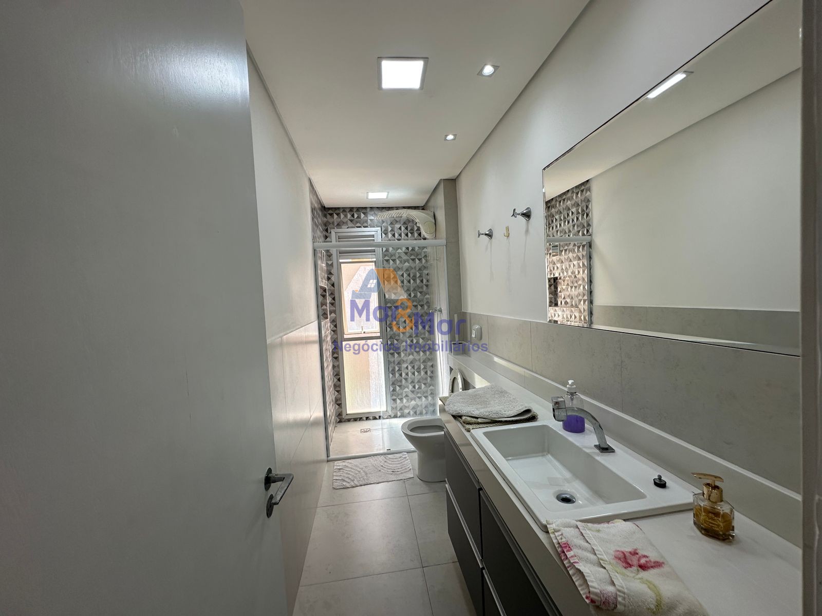 Apartamento na Praia das Pitangueiras, Guarujá - SP