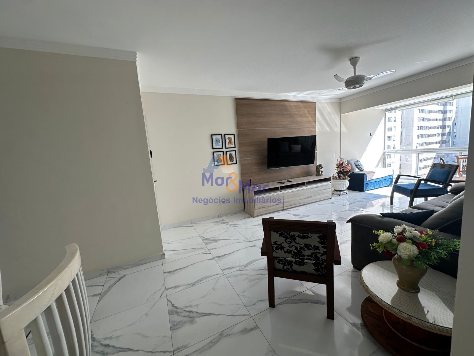 Apartamento na Praia das Pitangueiras, Guarujá - SP