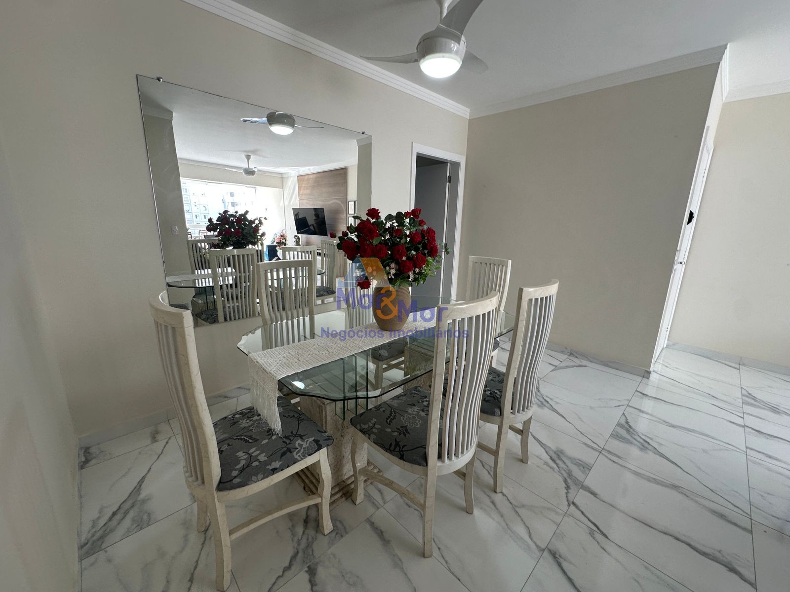 Apartamento na Praia das Pitangueiras, Guarujá - SP
