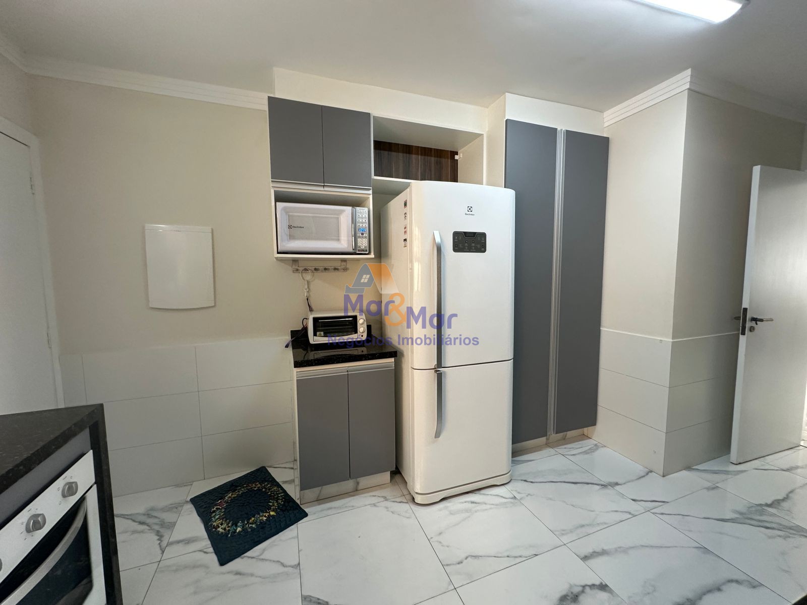 Apartamento na Praia das Pitangueiras, Guarujá - SP