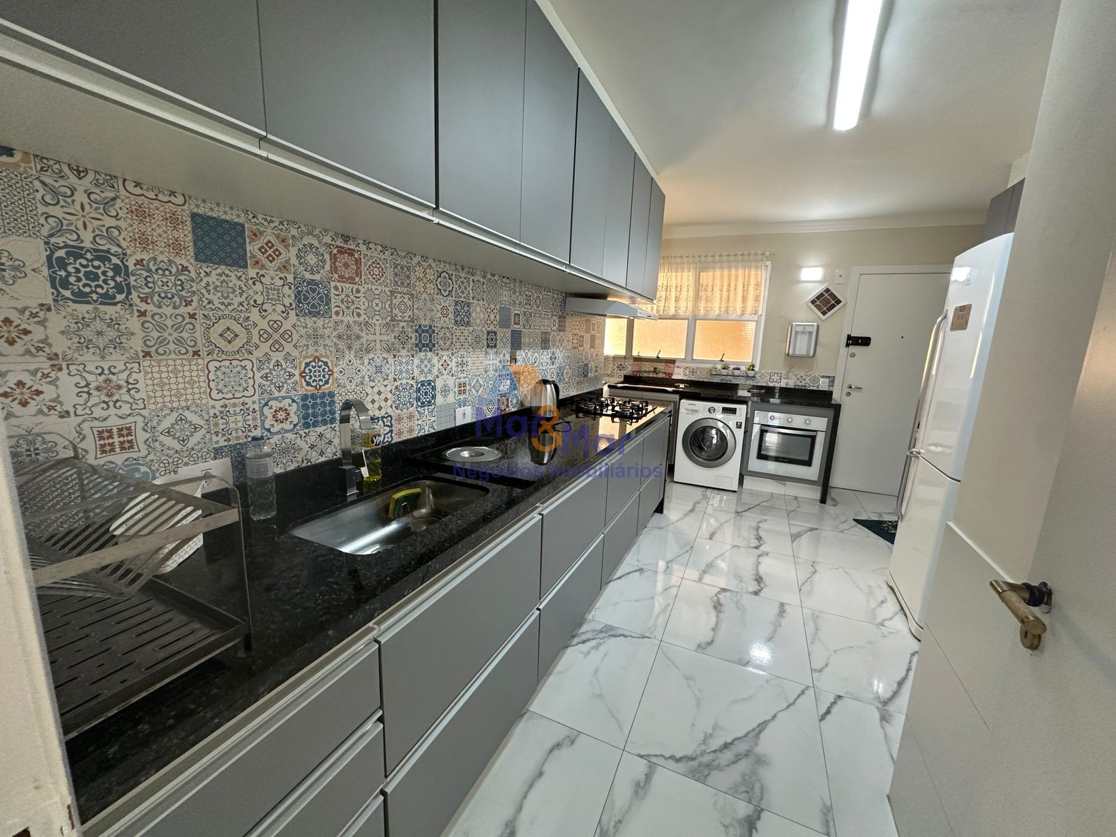 Apartamento na Praia das Pitangueiras, Guarujá - SP
