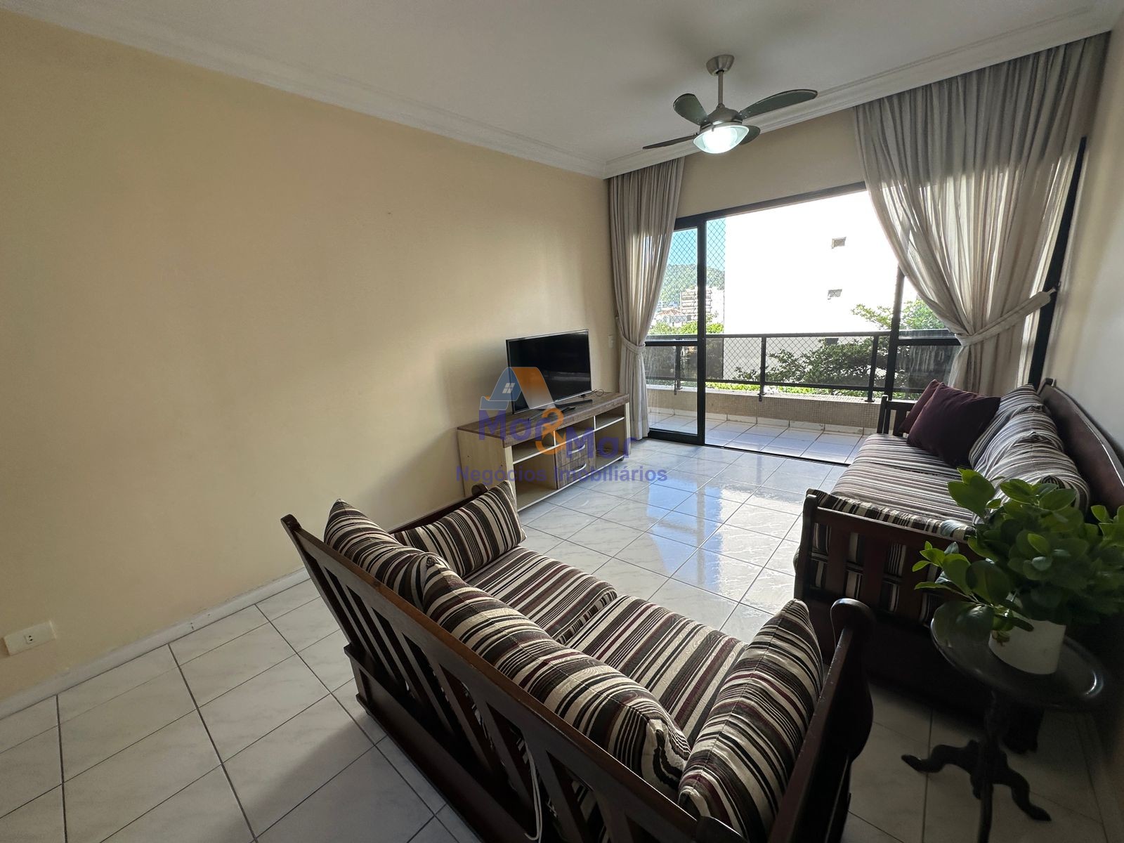 Apartamento na Praia das Pitangueiras, Guarujá - SP