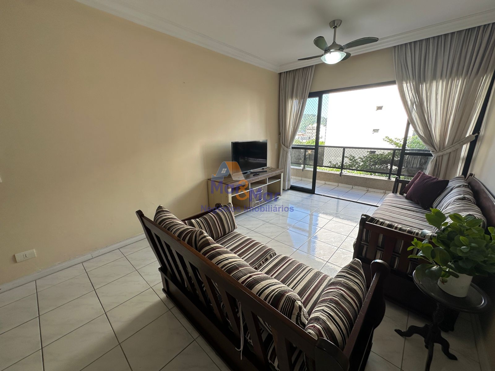 Apartamento na Praia das Pitangueiras, Guarujá - SP