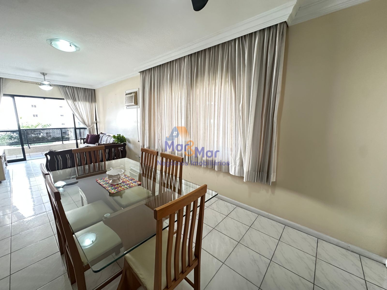 Apartamento na Praia das Pitangueiras, Guarujá - SP