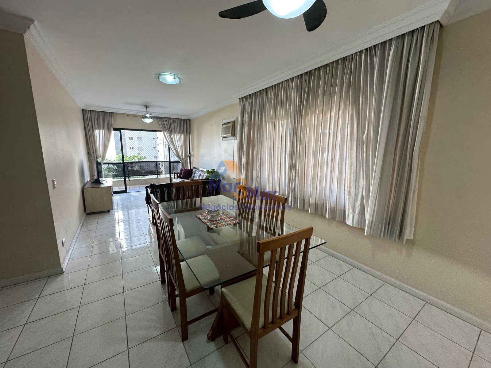 Apartamento na Praia das Pitangueiras, Guarujá - SP