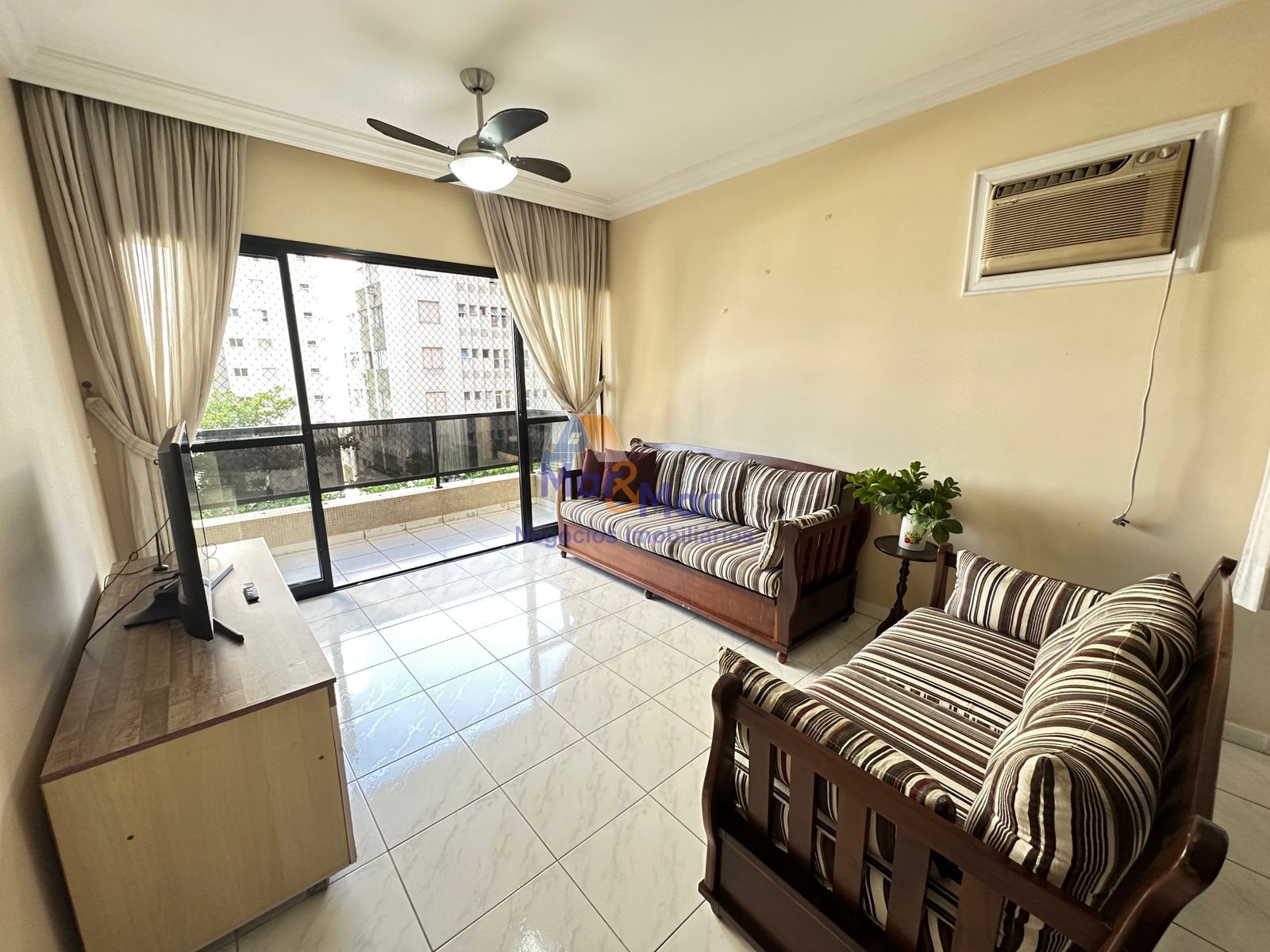Apartamento na Praia das Pitangueiras, Guarujá - SP