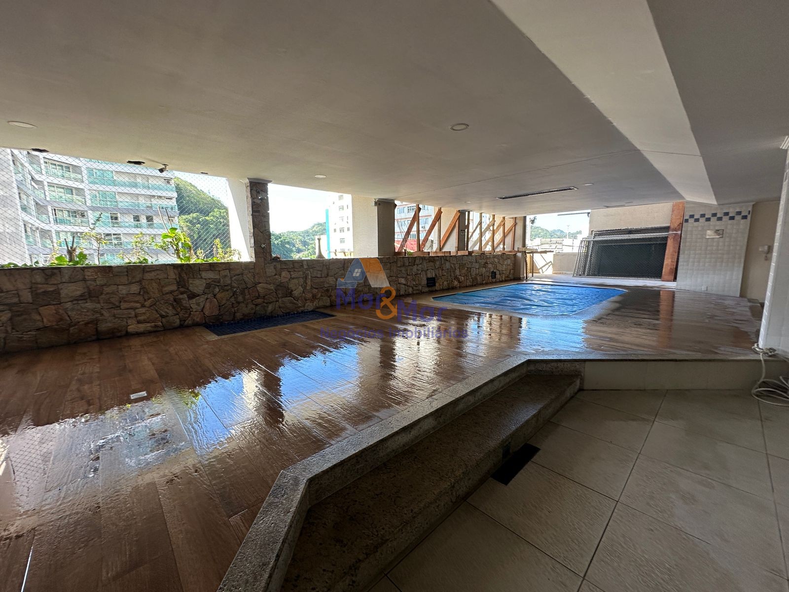 Apartamento na Praia das Pitangueiras, Guarujá - SP