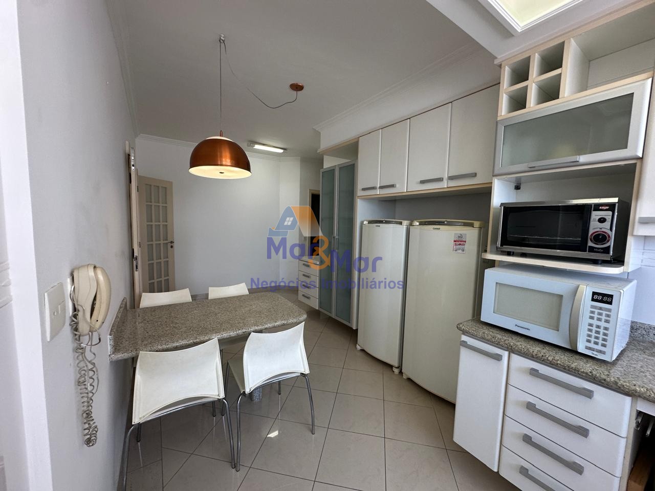 Apartamento na Praia das Pitangueiras, Guarujá - SP