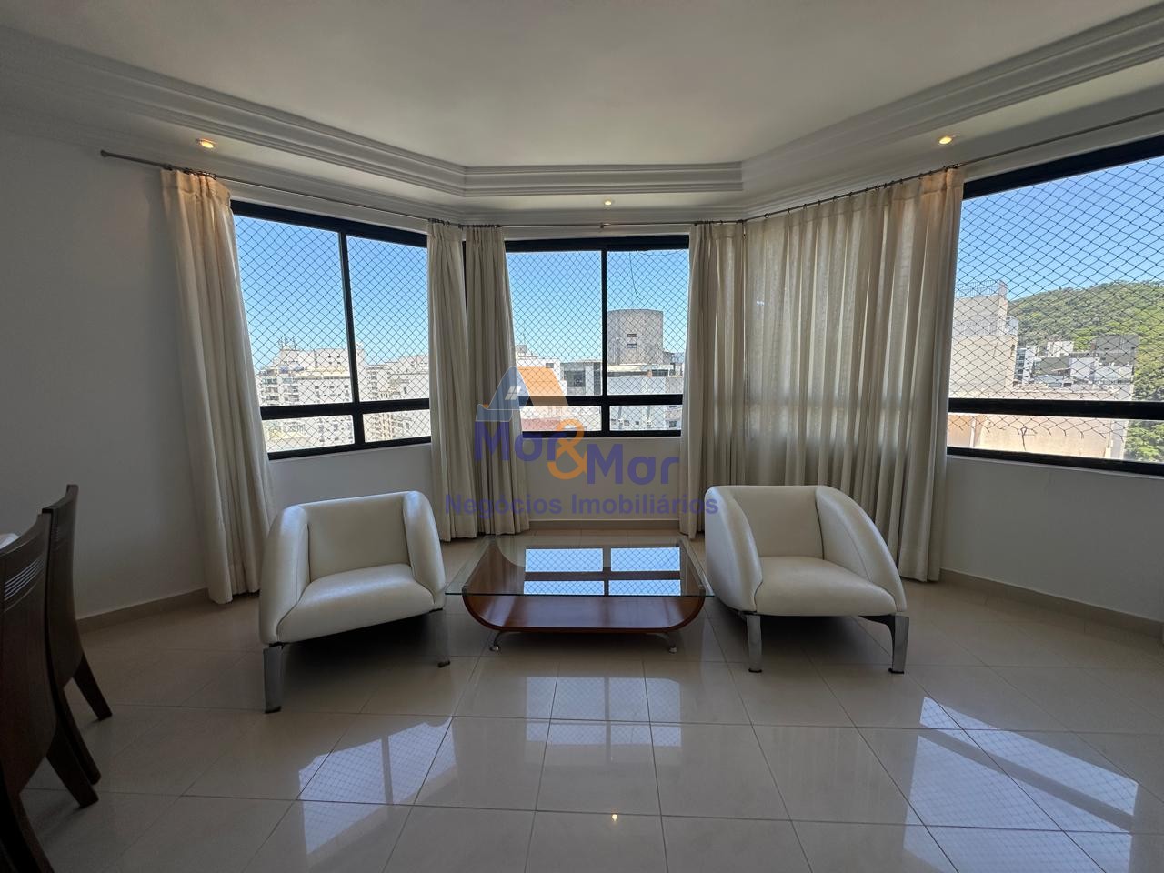 Apartamento na Praia das Pitangueiras, Guarujá - SP