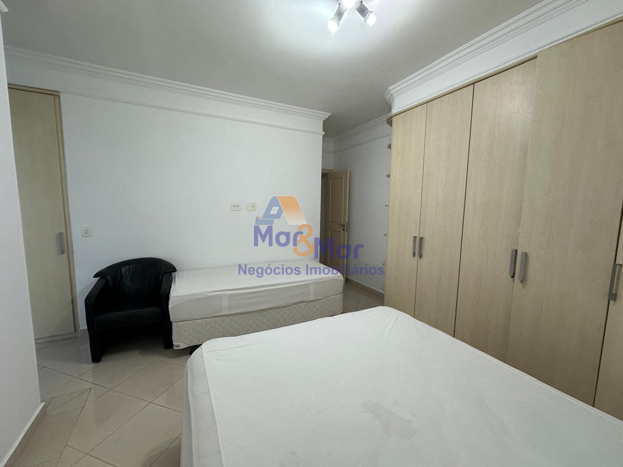 Apartamento na Praia das Pitangueiras, Guarujá - SP